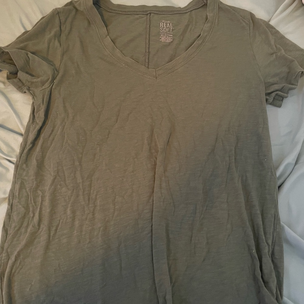 super soft vneck tshirt! lightly worn with no issues